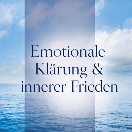 Ruhige Meereslandschaft unter blauem Himmel als Symbol für emotionale Klärung, inneren Frieden und neue Perspektiven